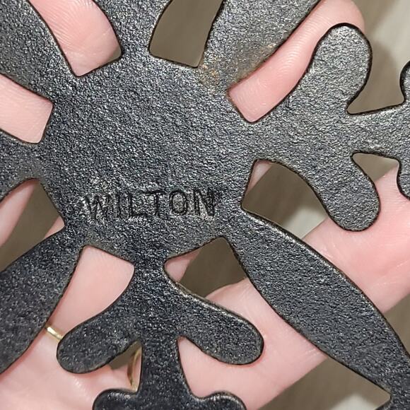 Vintage Wilton Cast Iron Painted Floral Trivet Cooking  Stove Farmhouse - Picture 7 of 7